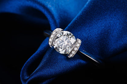 Exquisite French Kiss 18K White Gold Diamond Ring